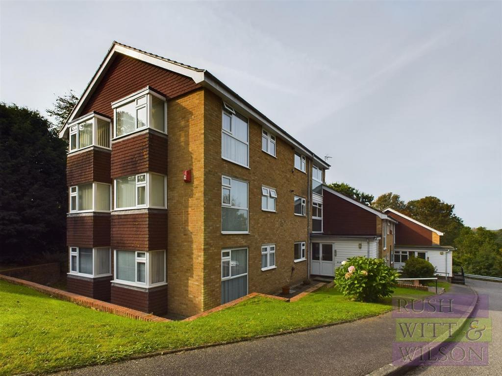 Hollington Park Road, St. LeonardsOnSea 3 bed flat for sale £240,000