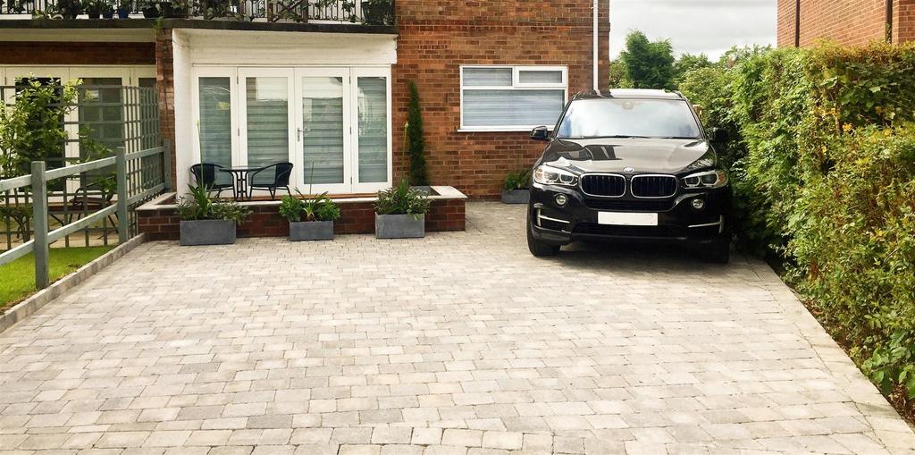 Redesmere Drive, Alderley Edge 2 bed apartment to rent £1,750 pcm (£