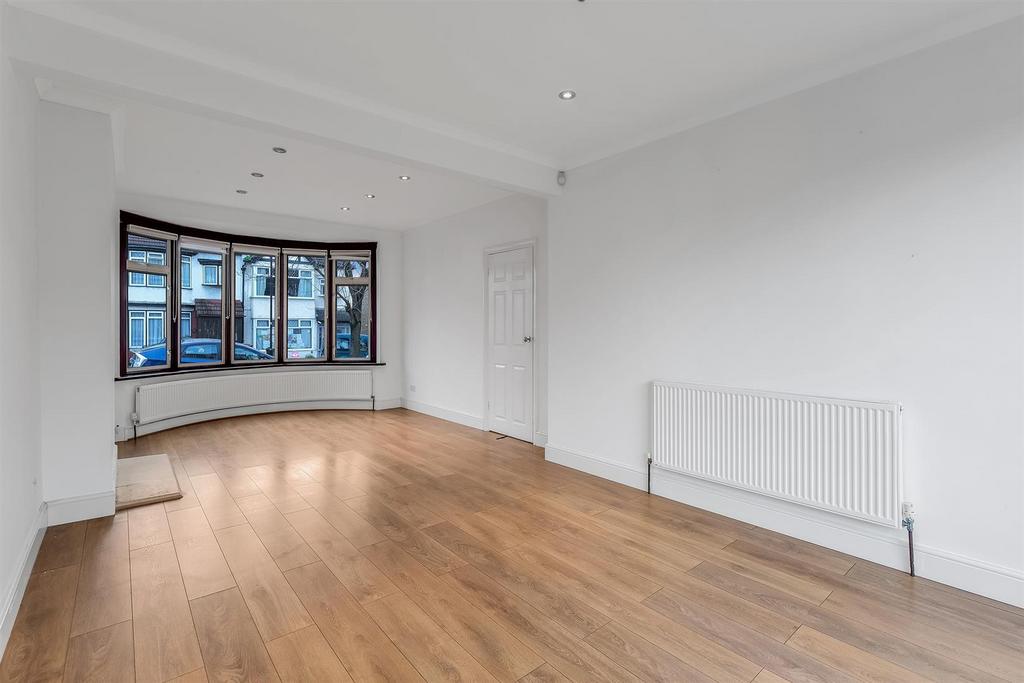 Albert Avenue, London E4 3 bed terraced house £2,100 pcm (£485 pw)