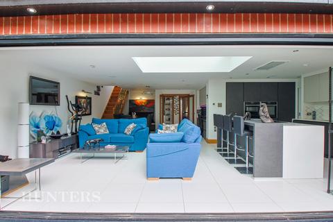 49 Ferneyfield Road, Chadderton, Oldham, OL9 0LU