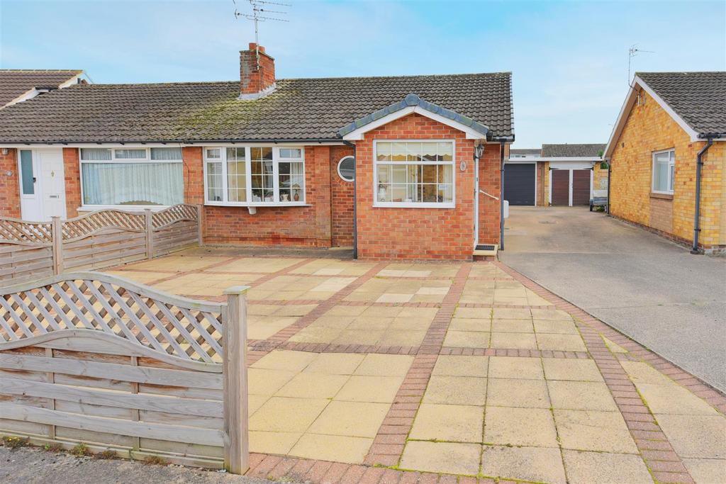 Harcourt Close, York 2 bed semidetached bungalow for
