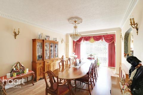 4 bedroom semi-detached house for sale, Wynchgate, London