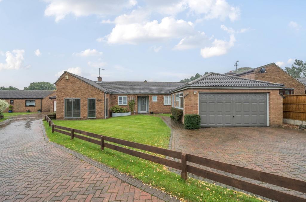 The Dene, Skellingthorpe, Lincoln, Lincolnshire, LN6 4 bed bungalow for sale £325,000