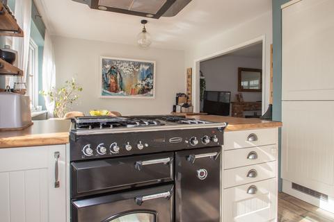 3 bedroom semi-detached house for sale - Foxwarren, Claygate, KT10