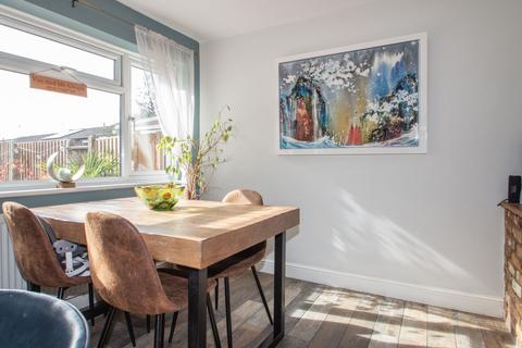 3 bedroom semi-detached house for sale - Foxwarren, Claygate, KT10