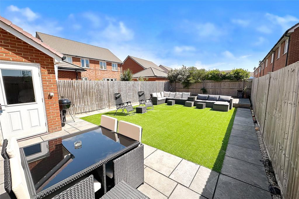 Thompson Grove, Littlehampton, West Sussex 3 bed semidetached house