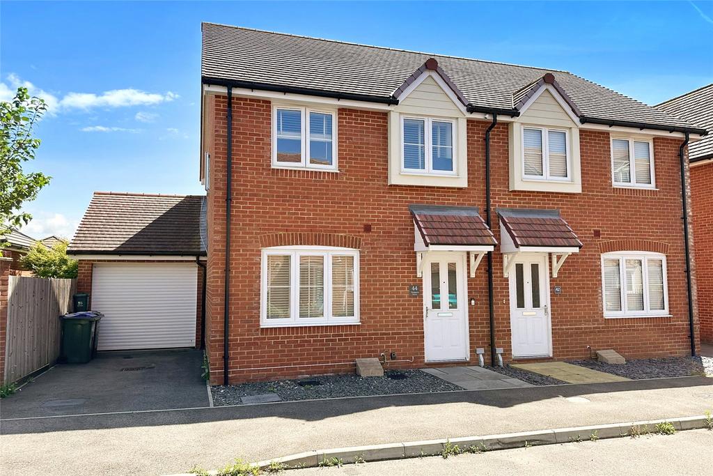 Thompson Grove, Littlehampton, West Sussex 3 bed semidetached house