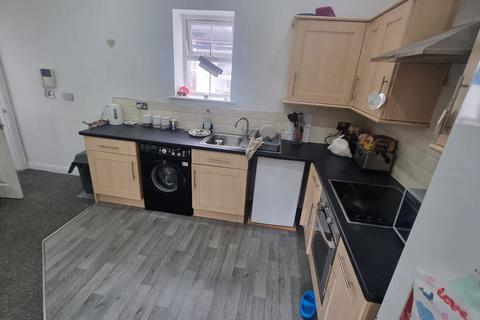 2 bedroom flat for sale, 32 Halifax Road, Liversedge, West Yorkshire, WF15 6JL