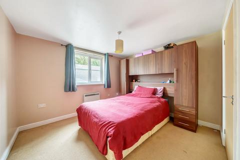 2 bedroom flat for sale, Sherriff Close, Esher, KT10