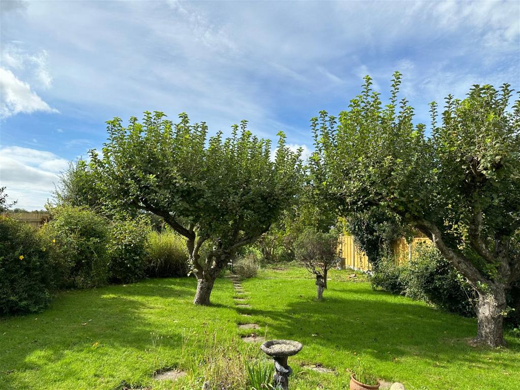 Road, Cleeve 2 bed semidetached bungalow for sale £325,000