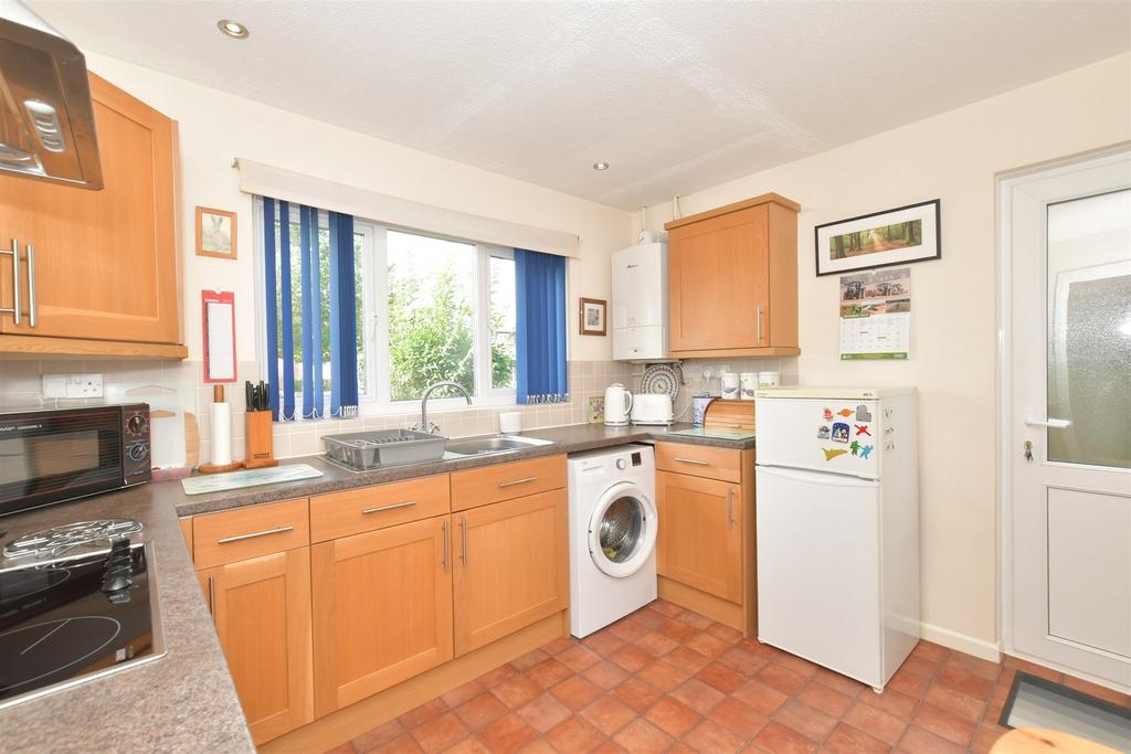 Scotts Close, Shalfleet, Newport... 2 bed detached bungalow for sale ...