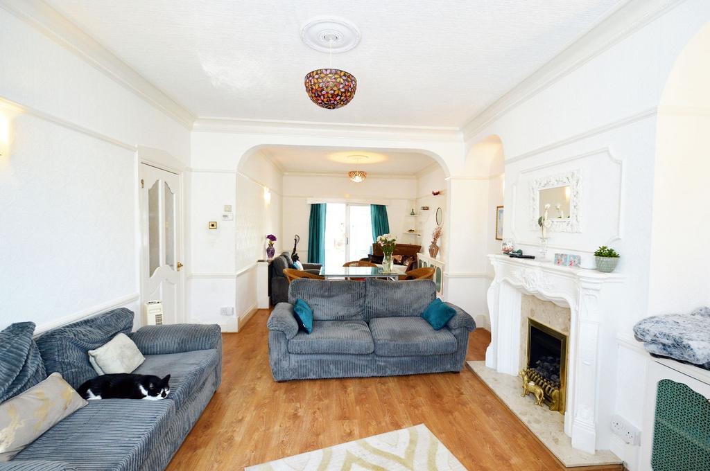 Leamington Road, SouthendOnSea, SS1 3 bed terraced house for sale £
