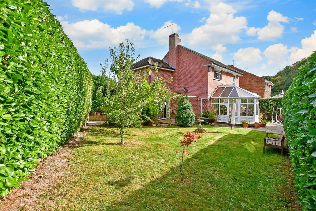 Grange Crescent, St Michaels, Tenterden, Kent 4 bed detached house for