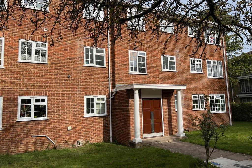 Kingfisher Drive, StainesuponThames, Surrey, TW18 3 bed flat £325,000