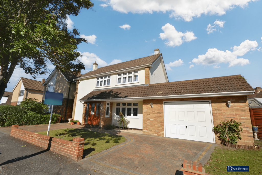 Wykeham Avenue, Hornchurch, RM11 3 bed detached house for sale £750,000