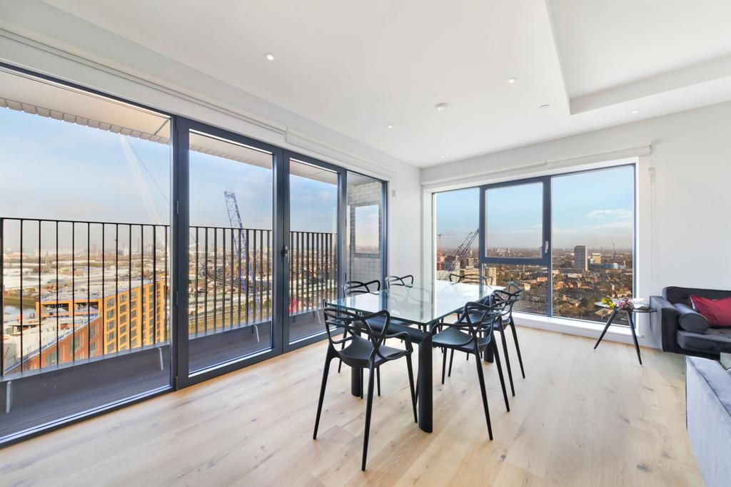 Grantham House, London City Island... 2 bed penthouse £2,947 pcm (£