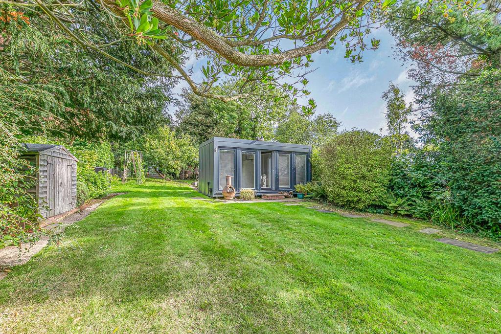 Heath Road, Potters Bar, EN6 1LQ 5 bed detached house £1,250,000