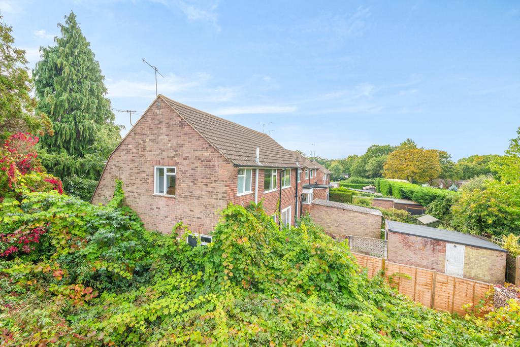 Southwood Avenue, Knaphill, GU21 3 bed semidetached house for sale £