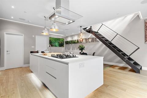 3 bedroom terraced house to rent, Pembridge Mews, London, W11
