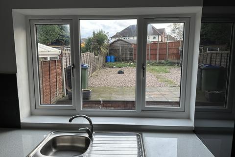 3 bedroom semi-detached house to rent, Valentine Road, Oldbury B68