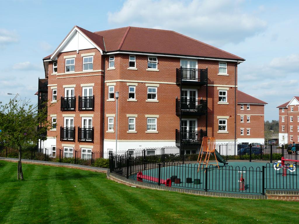 Bell Chase, Aldershot GU11 2 bed flat to rent £1,250 pcm (£288 pw)