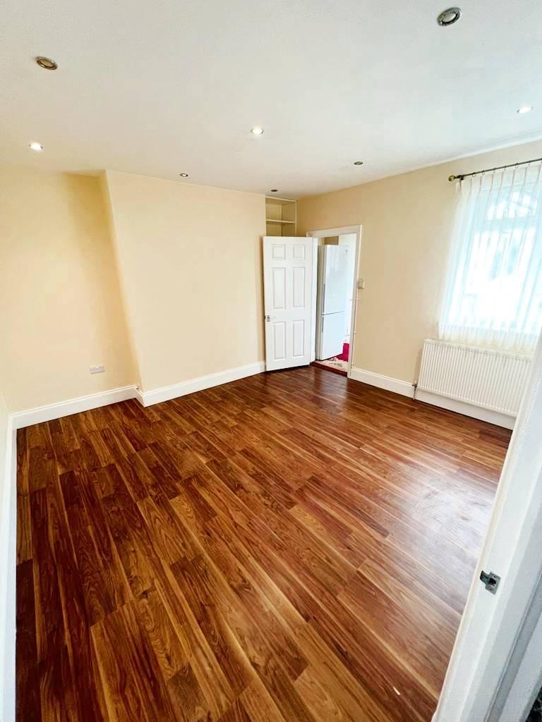 Berkeley Road, London NW9 2 bed for sale £340,000