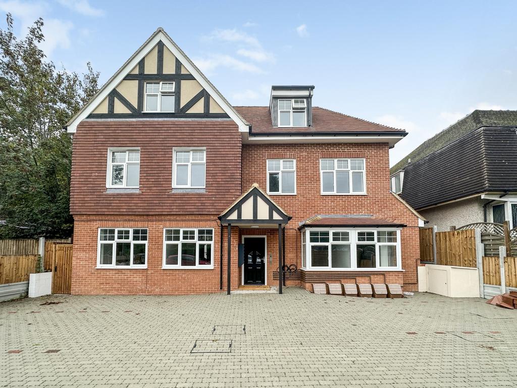 Brighton Road, Hooley, CR5 2 bed apartment £1,600 pcm (£369 pw)