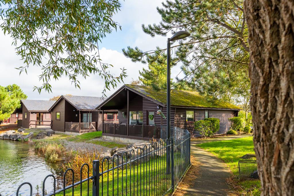 41 Pine Lake, Carnforth, LA6 1JZ 2 bed detached bungalow for sale £