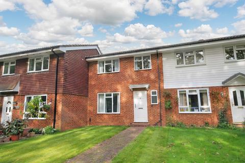 3 bedroom terraced house to rent, CHESTER CLOSE, DORKING, RH4