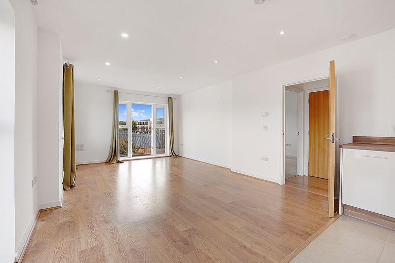 Westwood Drive, Canterbury 2 bed apartment £1,300 pcm (£300 pw)