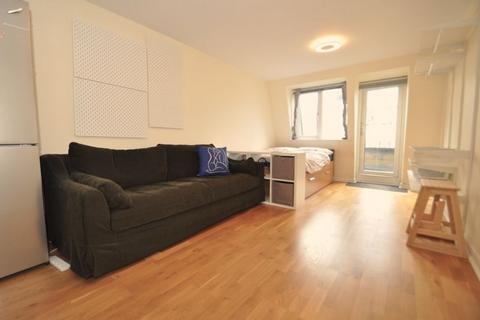 Studio to rent, Wellington Road, London