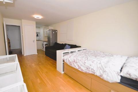 Studio to rent, Wellington Road, London