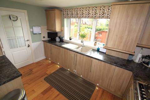 4 bedroom semi-detached house for sale - Thornleigh, Lower Gornal DY3