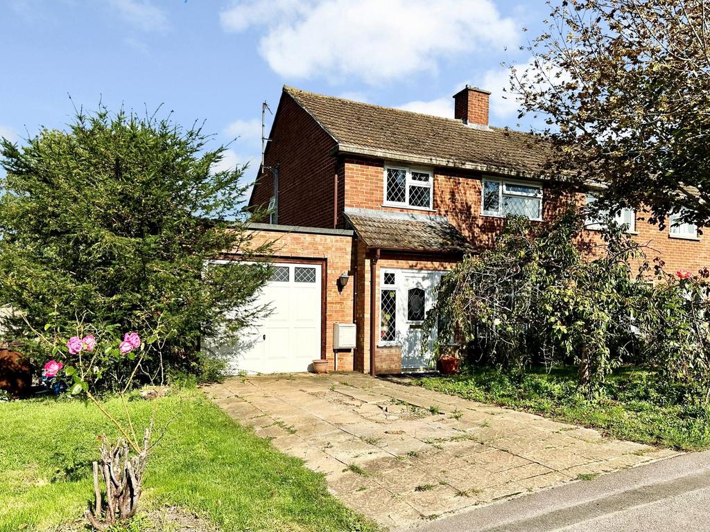 Upthorpe Drive, Charlton, Wantage, OX12 3 bed semidetached house for