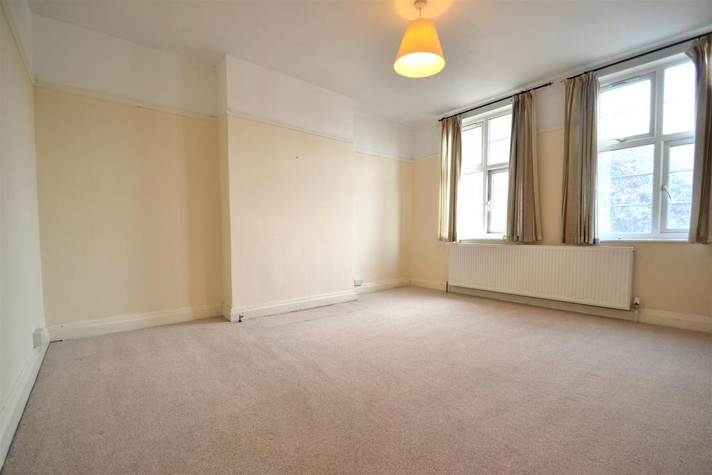 Glebe Way, West Wickham 3 bed £1,575 pcm (£363 pw)