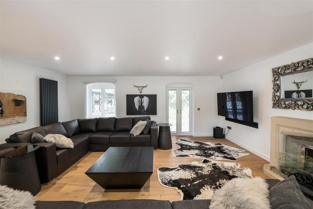 Mount Close, Crawley 4 bed detached house for sale £1,400,000