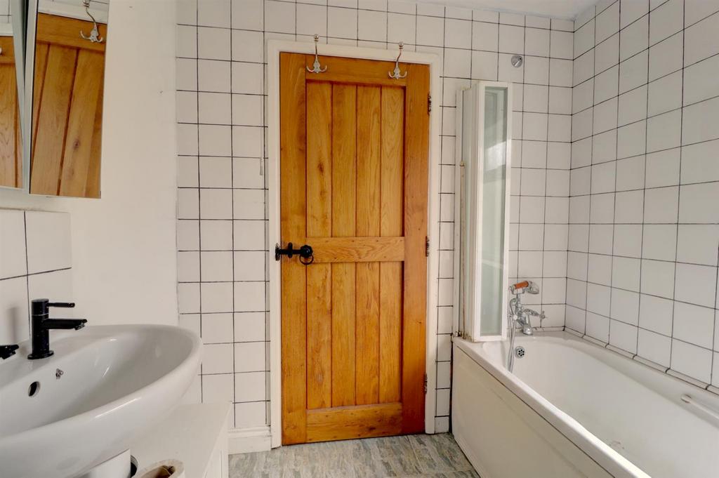 Bathroom .2.jpg
