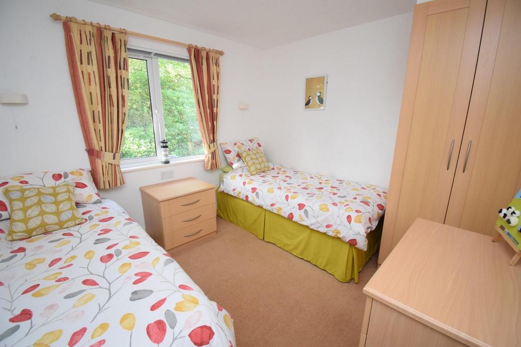 Twin Room 1.JPG