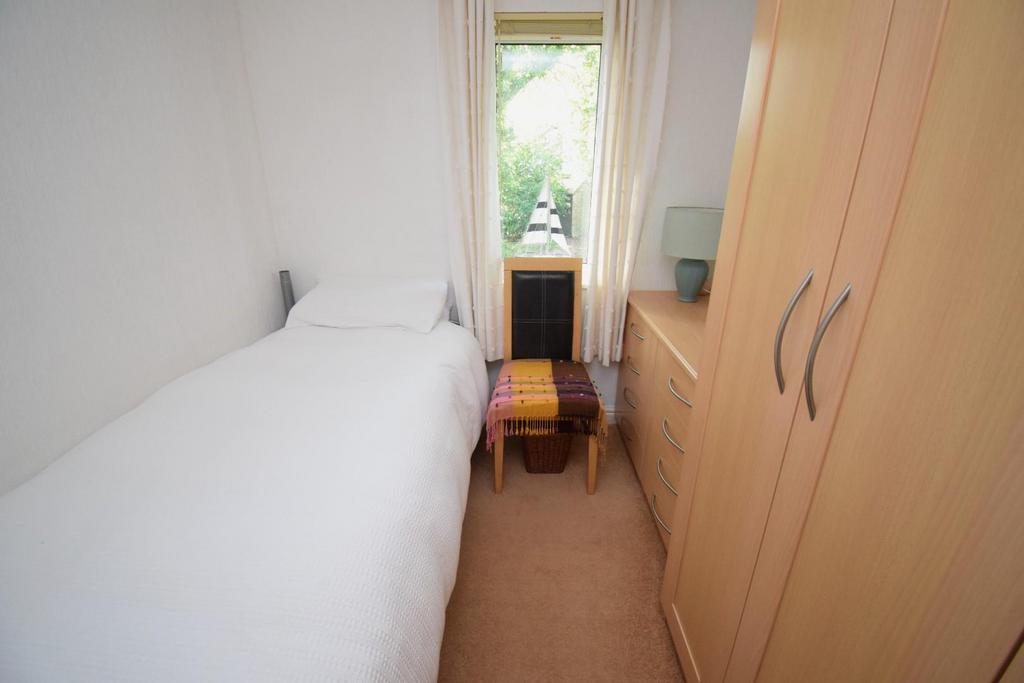 Single bedroom.JPG