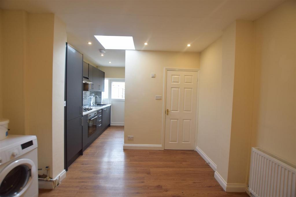 42 Bedwardine Road   dining area to kitchen.JPG