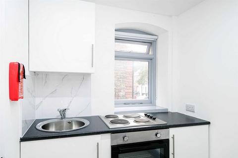 Studio to rent, Bloxhall Road, Leyton, E10