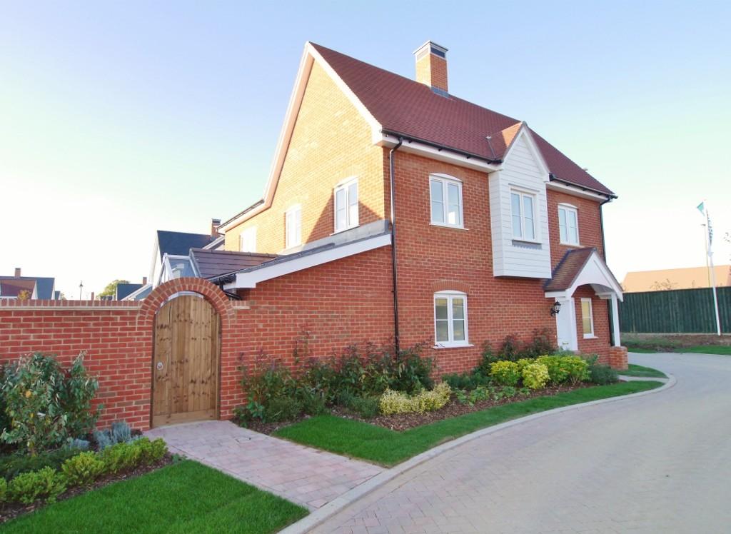 Churchill Way, Broadbridge Heath, Horsham, RH12 3 bed semidetached house £1,550 pcm (£358 pw)