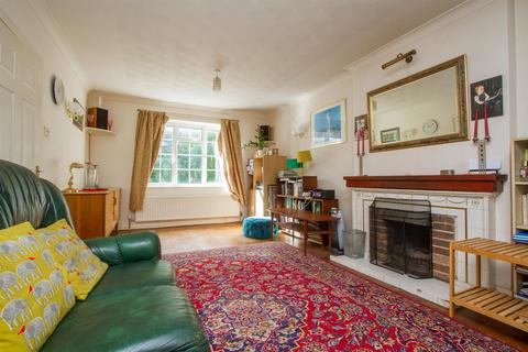 4 Meadow Way, Seaford, BN25 4QT