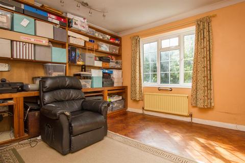 4 Meadow Way, Seaford, BN25 4QT
