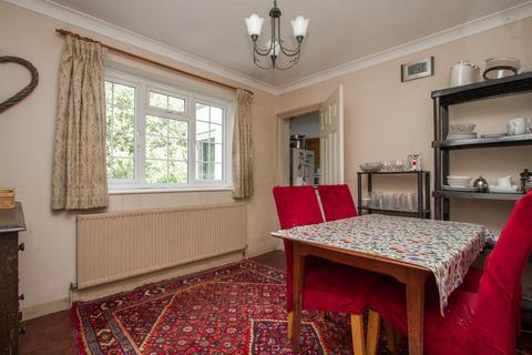 4 Meadow Way, Seaford, BN25 4QT