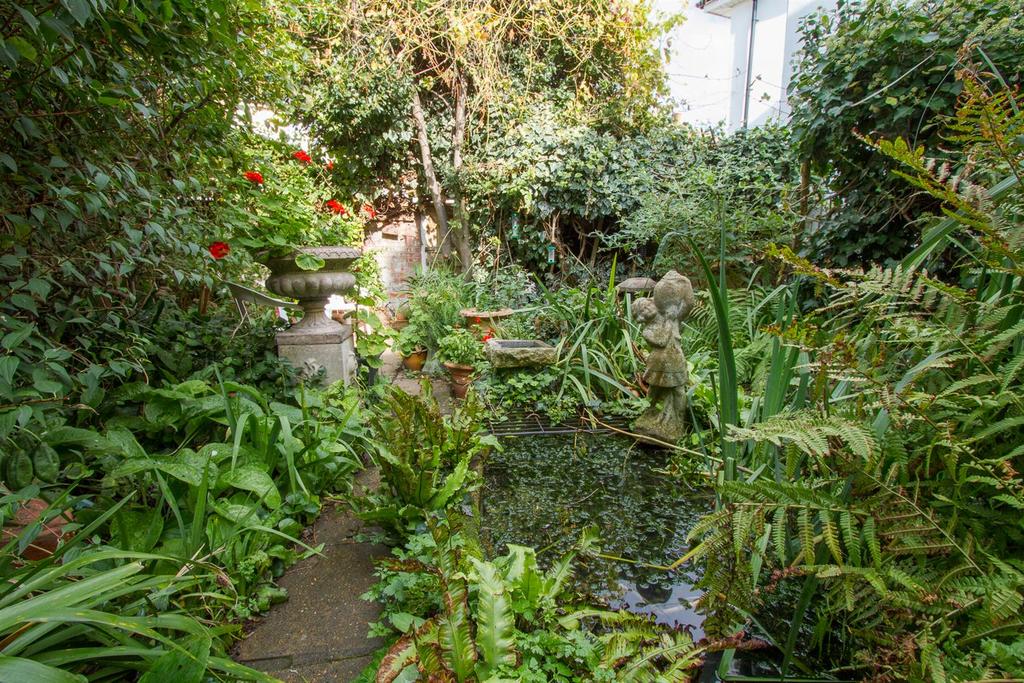 Steyne Road, Seaford BN25 7 bed link detached house for sale £425,000