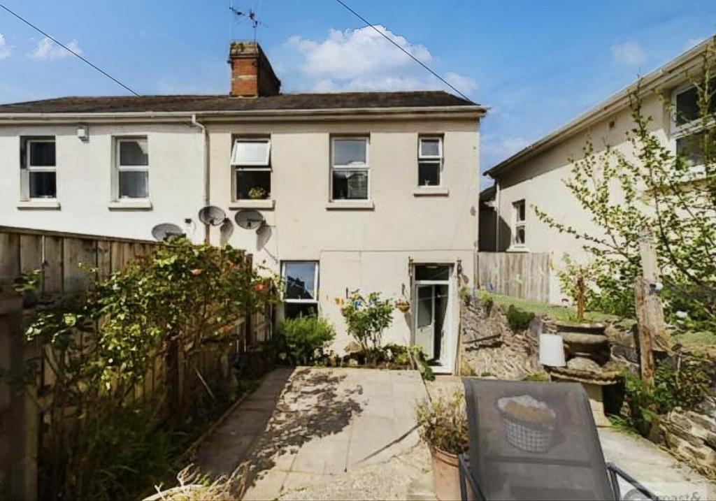 Tudor Road, Newton Abbot 2 bed house £200,000