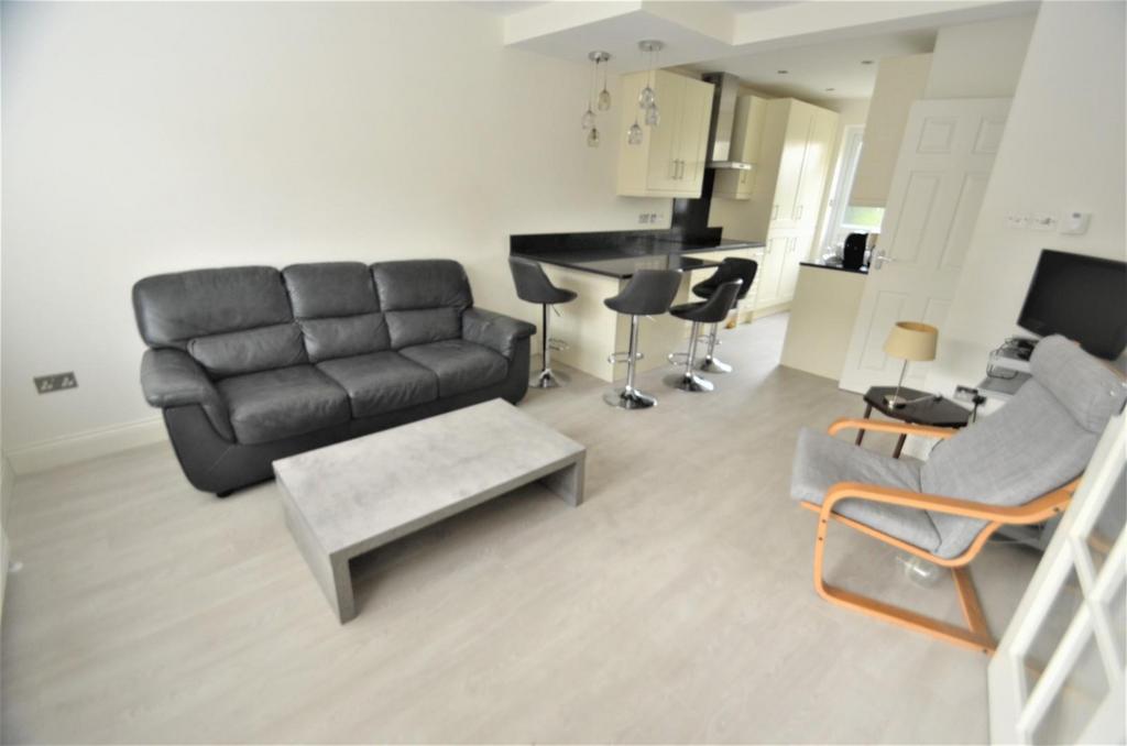 Daws Lane, Mill Hill, NW7 2 bed property £1,650 pcm (£381 pw)