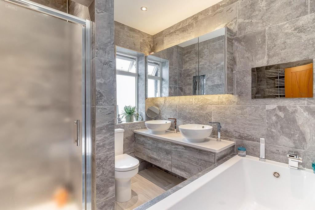 Bedroom 2 Ensuite.jpg