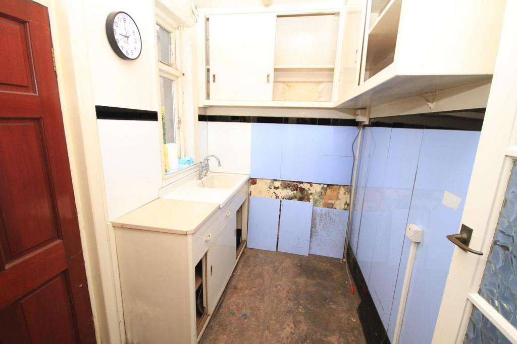 Cross Road, Idle, Bradford 3 bed semidetached house for sale £179,995